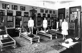 Joseph Pilates no estúdio em Nova Iorque com sua esposa Clara e sobrinha Mary.